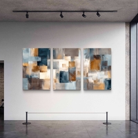 סט שלישייה של תמונות זכוכית אבסטרקטיות בגווני תכלת, שמנת וחום בעיצוב גאומטרי מודרני