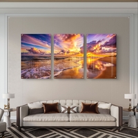 שלישיית תמונות זכוכית של חוף ים בשקיעה עם שמיים צבעוניים והשתקפות על החול, עיצוב יוקרתי לסלון