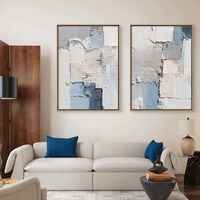 זוג תמונות קנבס אבסטרקט בגווני לבן, אפור וכחול בעיצוב מודרני – הדפסה חלקה ללא תבליט.
