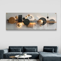 תמונת זכוכית פנורמית גאומטרית בגווני שחור, זהב ועץ בעיצוב מודרני, מינימליסטי ויוקרתי לקיר הבית