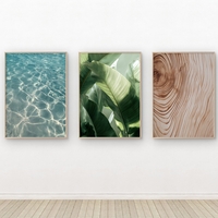 שלישיית תמונות קנבס בעיצוב טבעי – מים צלולים, עלים ירוקים ועץ בגוון בז’, מהקולקציה של תכשיט לבית, NEXTGEN BY BAR.