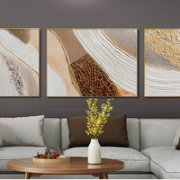 תמונת קנבס מחולקת בהדפסה חלקה בסגנון אבסטרקט בגווני קרם, חול וזהב, בעיצוב יוקרתי לקיר סלון.
