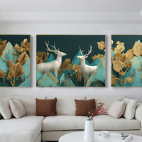 תמונת קנבס מחולקת בהדפסה חלקה של זוג איילים לבנים עם עלים מוזהבים על רקע טורקיז, בעיצוב יוקרתי לסלון.