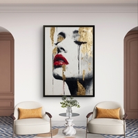 תמונת קנבס עם דיוקן נשי אבסטרקטי בגווני שחור ולבן, שפתיים אדומות ונגיעות זהב בעיצוב יוקרתי ודרמטי