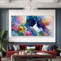 תמונה מעוצבת לסלון עם פרופילים ואפקט צבעי מים רכים.