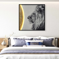 תמונת LED אריה מונוכרומטי עם אלמנט זהב – הדפס משודרג עם מריחות צבע, מופעלת על סוללות עם שלט רחוק מידה 83*83 ס