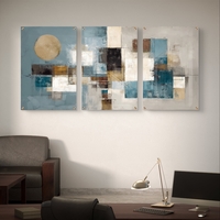 שלישיית תמונות זכוכית אבסטרקטיות בגווני תכלת, זהב ושמנת בעיצוב מודרני ויוקרתי לסלון