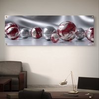 תמונת זכוכית פנורמית עם כדורים מבריקים בגווני כסף ואדום בעיצוב מודרני ויוקרתי