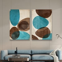 זוג תמונות זכוכית אבסטרקטיות עם צורות אורגניות בגווני טורקיז, חום ושמנת בעיצוב מודרני לבית