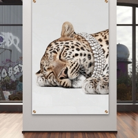 תמונת זכוכית של נמר ישן עם שרשרת יהלומים נוצצת בעיצוב יוקרתי מבית תכשיט לבית – NEXTGEN BY BAR