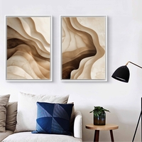 זוג תמונות קנבס בגווני בז’ וחום עם עיצוב זורם מודרני