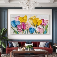 אמנות פרחונית לרוחב המכניסה צבע ואור לחלל הבית.