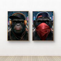 תמונת קנבס זוגית בסגנון אורבני של דמויות קופים עם אוזניות וכיסוי פנים, מסר של עוצמה, זהות וחופש