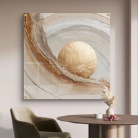 תמונת זכוכית מרובעת אבסטרקטית בגווני שמנת וזהב עם אלמנט עגול מרכזי וקווים מעוגלים