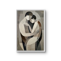 תמונת קנבס עם זוג דמויות מופשטות בחיבוק עדין בגווני שמנת, אפור וחום בעיצוב רגוע ואלגנטי