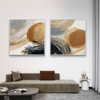 זוג תמונות קנבס מרובעות בסגנון מופשט עם מעגלים וקווים בגווני זהב, שחור ובז’ בעיצוב מודרני ויוקרתי