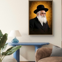 תמונת קנבס של רב יהודי מכובד עם זקן לבן וכובע שחור, עומד על רקע זהוב מעוטר, מקרינה רוחניות וחום.