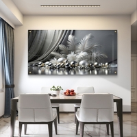 כסף בנוצות – תמונת זכוכית נוצות וכדורים כסופים בשחור-לבן יוקרתי | PN1003