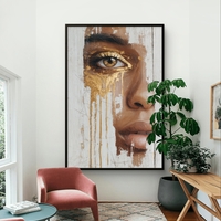דיוקן נשי אומנותי עם מבט זהוב על קנבס בגווני חום, קרם וזהב בהדפסה חלקה