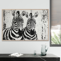 תמונת קנבס אמנותית בשחור-לבן של זוג זברות עם הדפסה חלקה ואיכותית – מתוך קולקציית NEXTGEN BY BAR של תכשיט לבית.