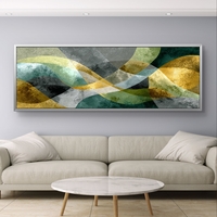 ציור קיר רחב בסגנון אבסטרקט מודרני עם שכבות גליות בירוק ובזהב