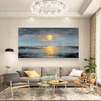 תמונת זכוכית לרוחב עם נוף ים מופשט ושמש זהובה המשתקפת על המים לעיצוב סלון יוקרתי