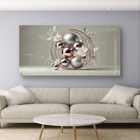 הילה מטאלית – תמונת זכוכית יוקרתית עם כדורים כסופים, טבעות רוז גולד ופרחים עדינים | PN2003