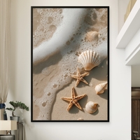 תמונת קנבס של חוף ים עם צדפים וכוכבי ים בגל קצף עדין – קולקציית NEXTGEN BY BAR