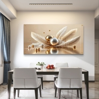 נוצת שמפניה – תמונת זכוכית נוצות שמנת וזהב עם כדורים דקורטיביים | PN1004