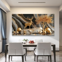 הדפסה על זכוכית בסגנון מרבל עם אייל זהב, כדורי זהב ועץ מוזהב, עיצוב דרמטי לסלון