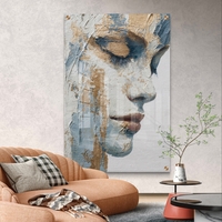 תמונת זכוכית פורטרט נשי בגווני תכלת ובז' עם הדפסה חלקה ללא תבליט – תכשיט לבית