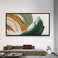 תמונת קנבס אבסטרקטית לרוחב בגווני ירוק, זהב ושמנת עם תנועות מכחול רכות בסגנון מודרני ויוקרתי