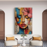 תמונת זכוכית בהדפסה חלקה של דיוקן נשי צבעוני עם פרח, בגווני אדום, כחול, צהוב ונגיעות זהב.