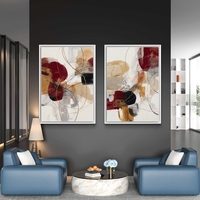 סט תמונות קנבס זוגיות אבסטרקטיות בגווני בורדו, זהב ושמנת עם קווים דינמיים ועיצוב מודרני