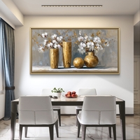 תמונת קיר יוקרתית עם אגרטלים זהב ופרחים לבנים בעיצוב נקי לסלון מודרני