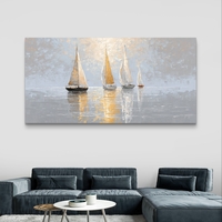 תמונת קנבס לרוחב עם סירות מפרש על ים שקט בגווני זהב, שמנת ואפור עם השתקפות עדינה במים
