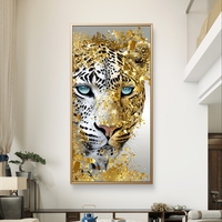 תמונת קנבס לאורך של נמר לבן עם עיניים כחולות ונגיעות זהב יוקרתיות בעיצוב מודרני