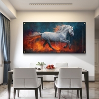 תמונת זכוכית בהדפסה חלקה של סוס לבן דוהר בין להבות אש, בעיצוב דרמטי ועוצמתי לסלון או פינת אוכל.