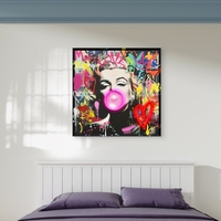 תמונת LED מרילין מונרו עם מסטיק ולב ניאון – הדפס משודרג עם מריחות צבע, מופעלת על סוללות עם שלט רחוק מידה 83*83 ס