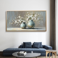 קנבס יוקרתי עם אגרטלים בגווני תכלת וזהב ופרחים לבנים, מראה נקי ומודרני