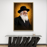 תמונת קנבס של רב יהודי מכובד עם זקן לבן וכובע שחור, עומד על רקע זהוב מעוטר, מקרינה רוחניות וחום.