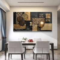 תמונת זכוכית אבסטרקטית לרוחב בעיצוב גאומטרי יוקרתי בגווני זהב ושחור עם טקסטורות עמוקות