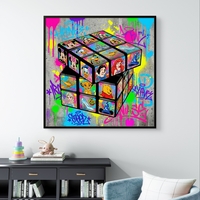 תמונת קנבס מרובעת צבעונית עם קובייה תלת־ממדית ודמויות פופ בסגנון גרפיטי, מסר של יצירתיות וחשיבה מחוץ לקופסה