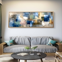 תמונת סלון מודרנית ורחבה עם קומפוזיציה גיאומטרית בגוונים בהירים