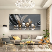 תמונת זכוכית לרוחב עם נוצות וכדורים בגווני זהב וכסף לעיצוב סלון יוקרתי