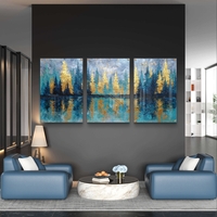 שלישיית תמונות זכוכית אבסטרקטיות עם עצים בגווני כחול וטורקיז ונגיעות זהב, בהשראת יער והשתקפות מים