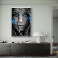 מבט כחול בין ענפים – תמונת קנבס דרמטית בשחור לבן וכחול | DX5115