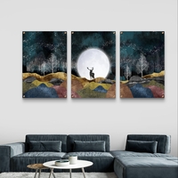 שלישיית תמונות זכוכית עם ירח מלא ואייל בנוף טבעי בגווני כחול וזהב, בעיצוב יוקרתי ומרגיע לסלון