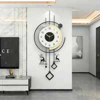 שעון קיר מעוצב בסגנון מודרני עם מסגרת עגולה, קווים גאומטריים, מטוטלות דקורטיביות ודמויות צבי בגווני שחור, לבן וזהב, תלוי על קיר בהיר בעיצוב יוקרתי.