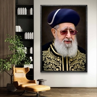 תמונת קנבס אומנותית של הרב עובדיה יוסף, עם מבט מלא חוכמה ויראת שמיים, בלבוש מסורתי מעוטר בזהב. תמונה מרהיבה המכניסה קדושה, תורה וברכה לכל בית וחלל יהודי.